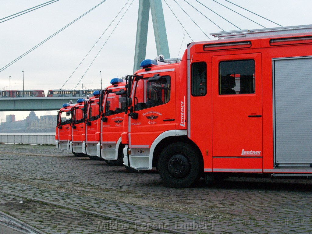 Neue LF`s fuer Koeln Uebergabe in Koeln Deutz an den Wachen  P054.JPG